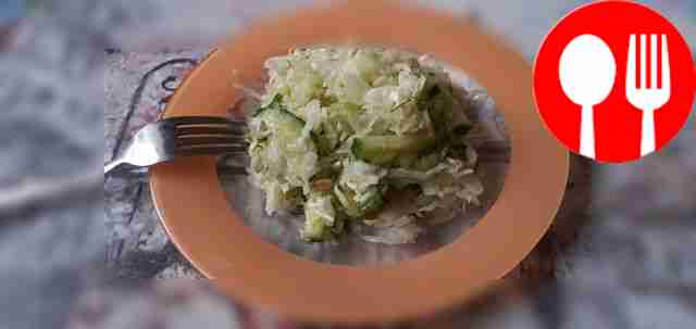 Зеленый витаминный салат с редькой и семенами подсолнечника