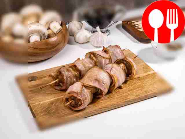 Шашлычки из шампиньонов, запеченные в беконе