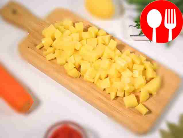 Порежьте картофель на кубики размером 1 см.