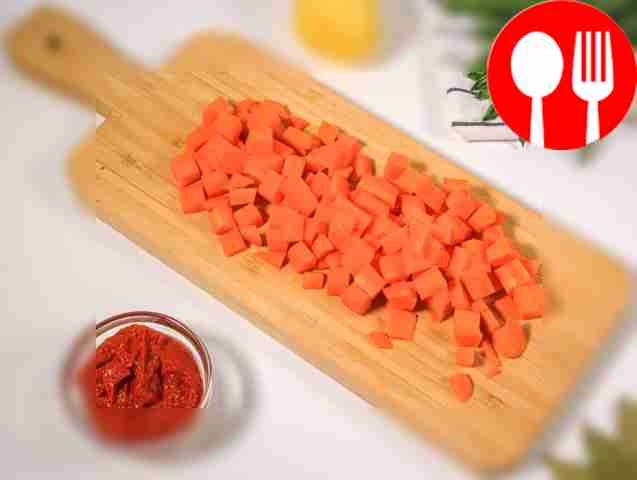 Нарежьте морковь небольшими кубиками.