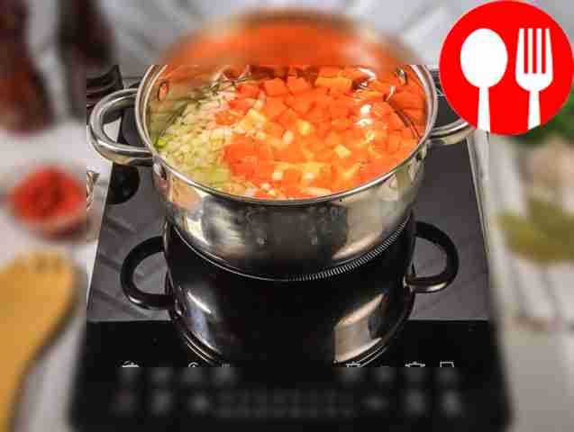 Поместите все ингредиенты в кастрюлю, залейте...