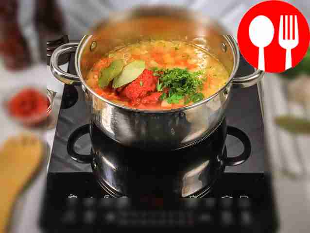 К овощам добавьте рубленую зелень, томатную...