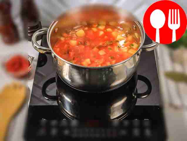 Посолите и поперчите готовые овощи по вкусу.