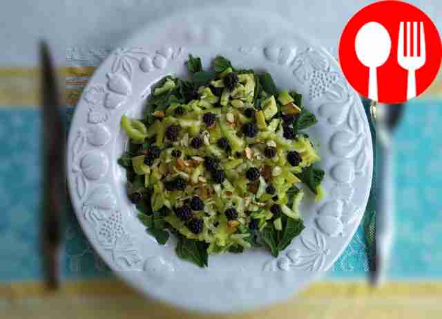 Салат со шпинатом, авокадо и перцем