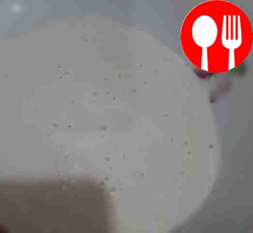 Смешайте муку с минеральной газированной...