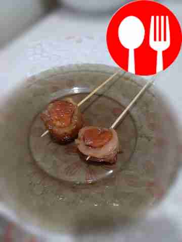 Наколите рыбу на деревянную шпажку....