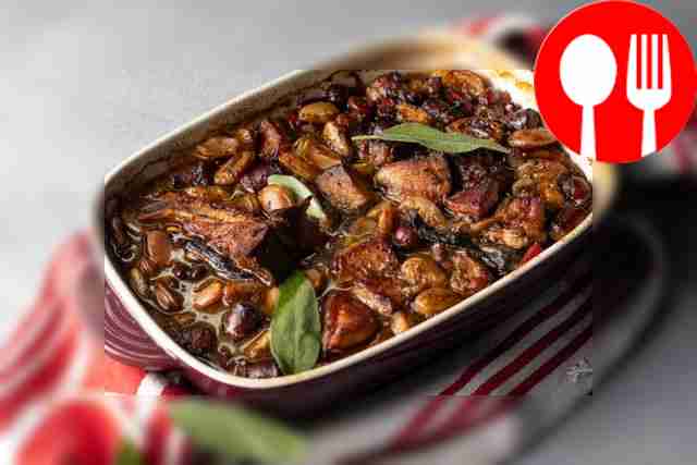 Свиная корейка с сидром и фасолью по-баскски