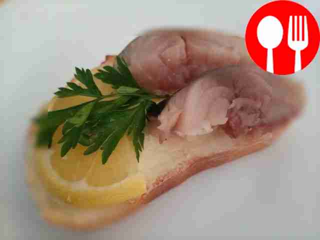 Аппетитные бутерброды со скумбрией и лимоном