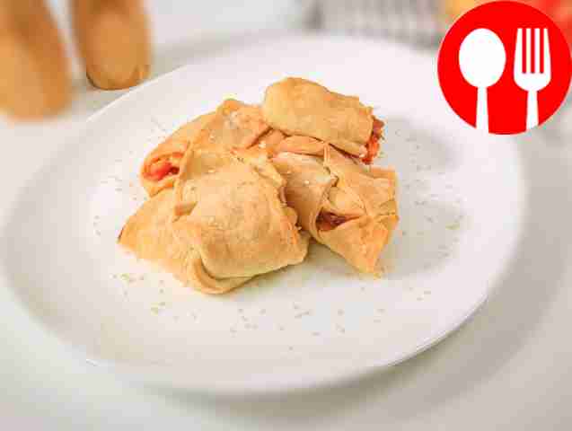 Быстрая закрытая пицца с помидорами и белой фасолью