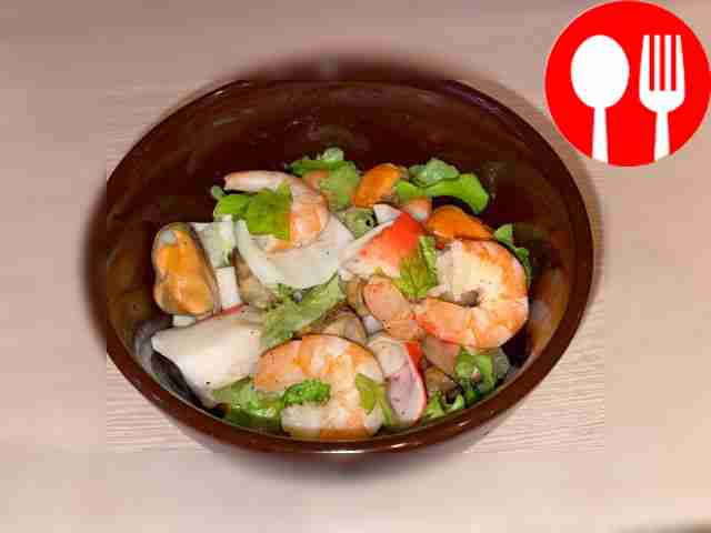 Освежающий салат с крабовыми палочками, мидиями и креветками