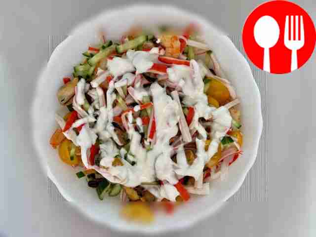 Необычный салат из морепродуктов с овощами