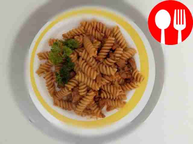 Аппетитная паста с рыбой в томатном соусе