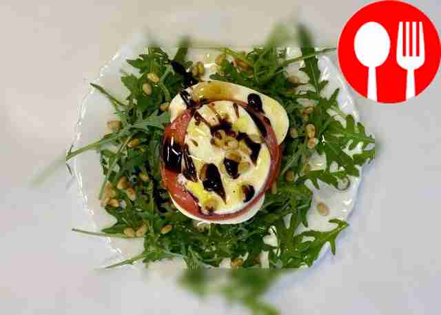 Пикантный салат «Капрезе» с руколой и кедровыми орехами