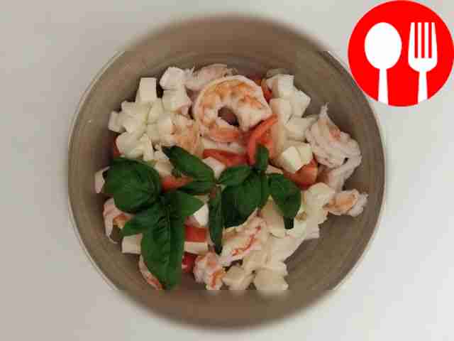 Салат «Капрезе» с тигровыми креветками