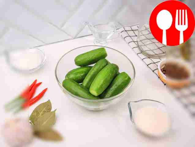 Тщательно помойте огурцы и, если есть...