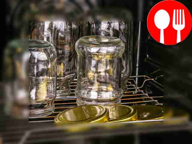 Стерилизуйте банки любым удобным способом — на...