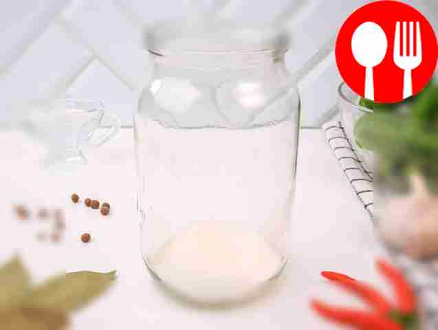 Насыпьте сахар на дно стерилизованной банки.