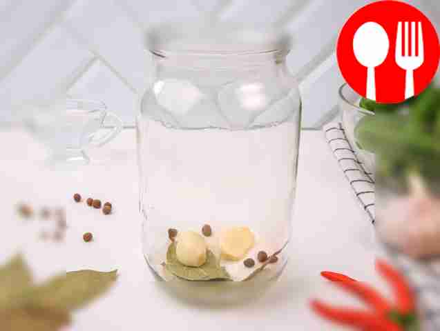 Добавьте чеснок, лавровый лист (по четыре...