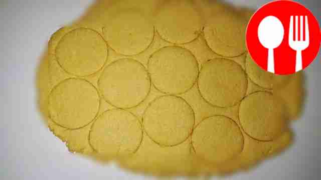 Добавьте сыр в готовое тесто и хорошо...