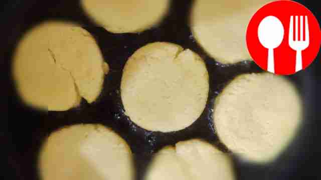 Поместите полученные кукурузные лепешки на...