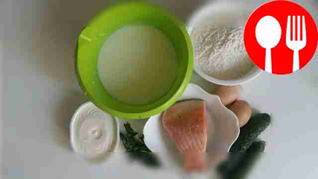 В большую посуду влейте молоко, овощи промойте...