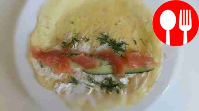 Нарежьте огурцы ломтиками и мелко порубите...