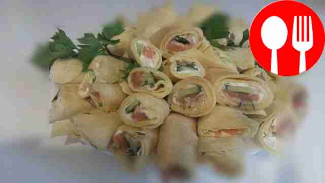 При подаче можно нарезать блинчики на кусочки...