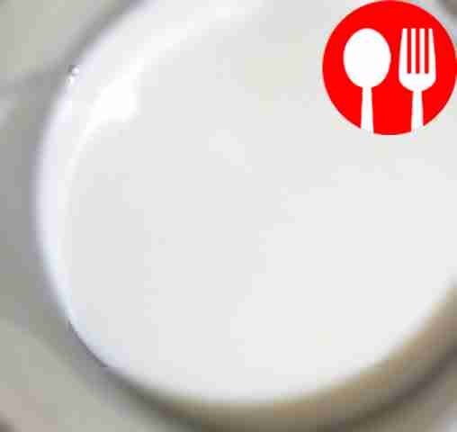 Разогрейте молоко, не допуская его кипения....