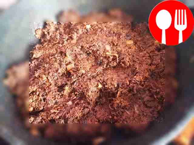 Влейте вино и сливки, непрерывно помешивая....