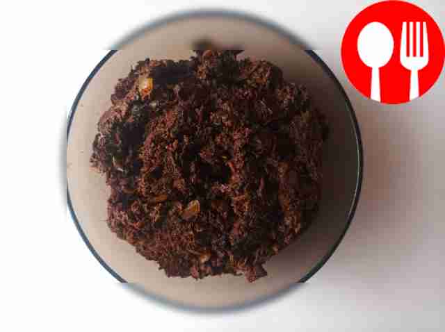 Разложите икру на ломтике хлеба и посыпьте...