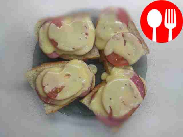 Быстрые бутерброды с колбасой и помидорами