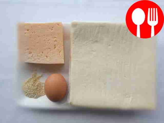 Отрежьте ломтик сыра и положите его на стол...