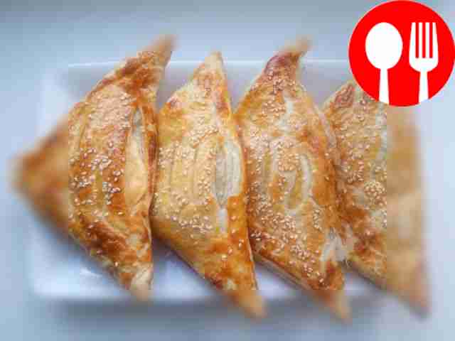 Разложите слойки на плоскую тарелку и посыпьте...