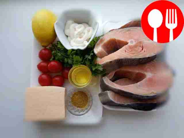 Разложите семгу по тарелке. На тарелку уложите...