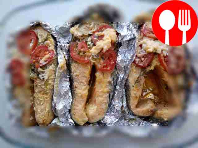 Положите стейк семги на большую тарелку,...