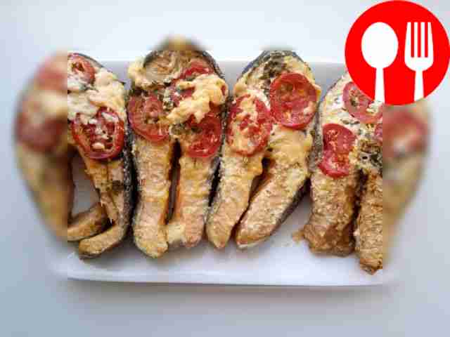 Разместите стейк на тарелке и украсьте его зеленью.