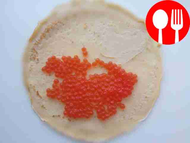 В глубокой миске соедините молоко с яйцами и...