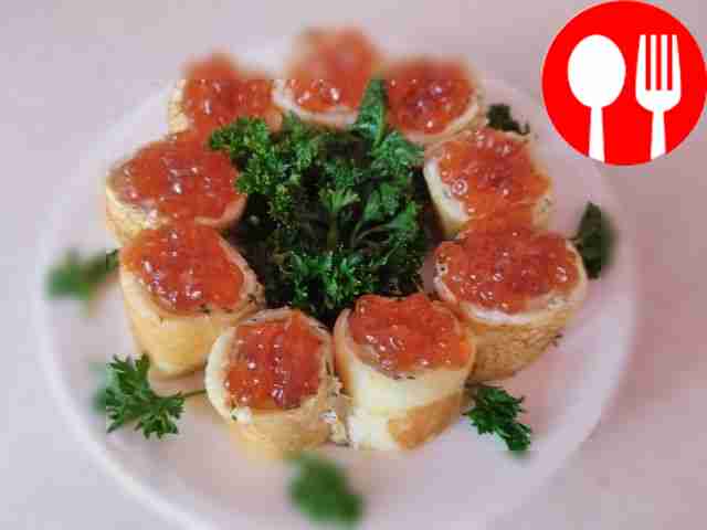 Ароматные блинчики с творожным сыром и икрой