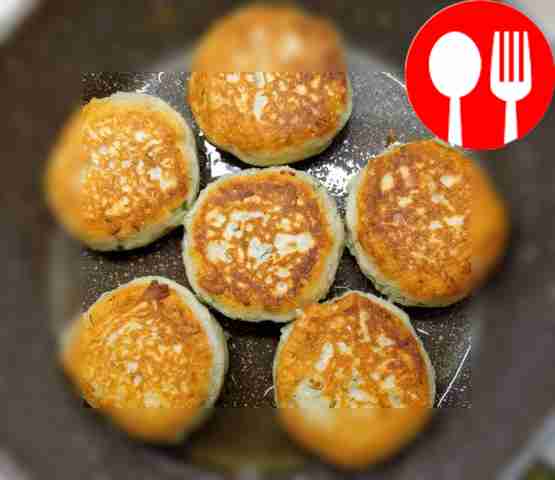 Разомните творог и брынзу. Нашинкуйте зелень....