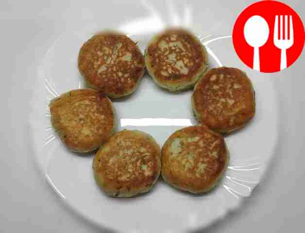 Разложите сырники по тарелке, украсьте их...