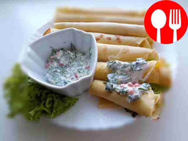 Быстрый сметанный соус с красной икрой к блинам