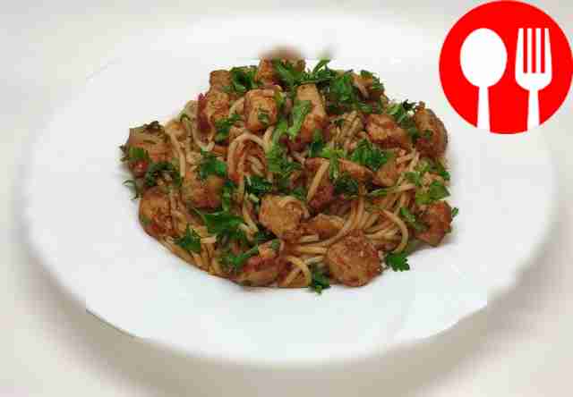Домашние спагетти с куриным филе и томатным соусом