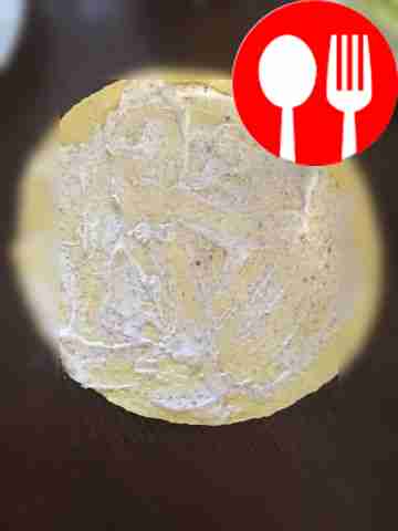 Возьмите питу, смажьте её майонезом и посыпьте...