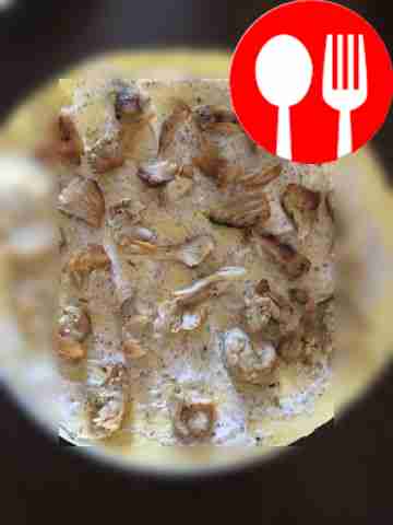 Разломайте жареную курицу на мелкие кусочки и...