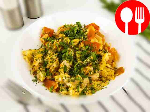 Омлет с помидорами и колбасой