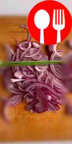 Лук, морковь и капусту нарежьте мелко. Сосиски...