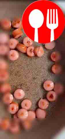 Сначала поджарьте сосиски до золотистой...