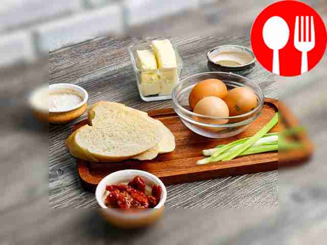 Тщательно вымойте куриные яйца. Сливочное...