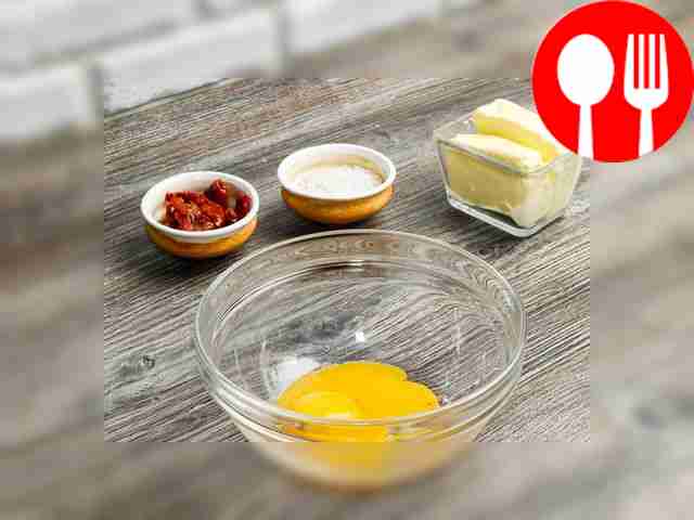 Сначала приготовьте соус голландез. Возьмите...