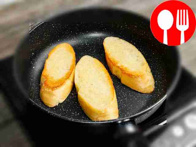 Нагрейте сковороду и подрумяньте ломтик...